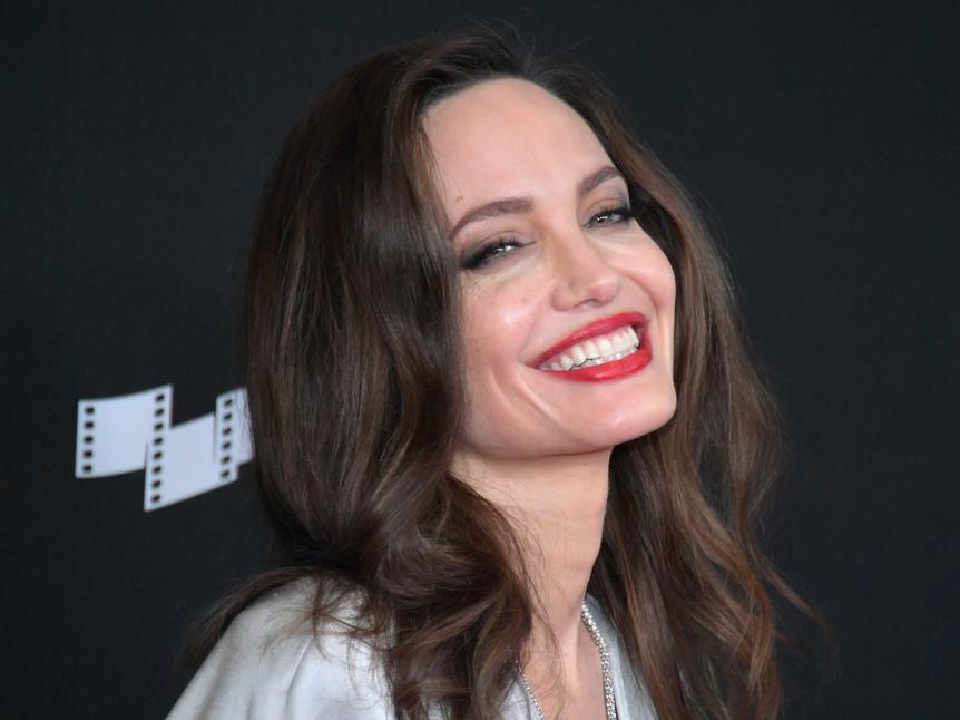 La question « Combien de fois Angelina Jolie s’est-elle mariée ? » a une réponse claire et précise, mais son histoire va bien au-delà des chiffres. C’est un récit de passions intenses, de choix personnels audacieux et de responsabilités énormes, qui fait d’elle une femme moderne fascinante à bien des égards.