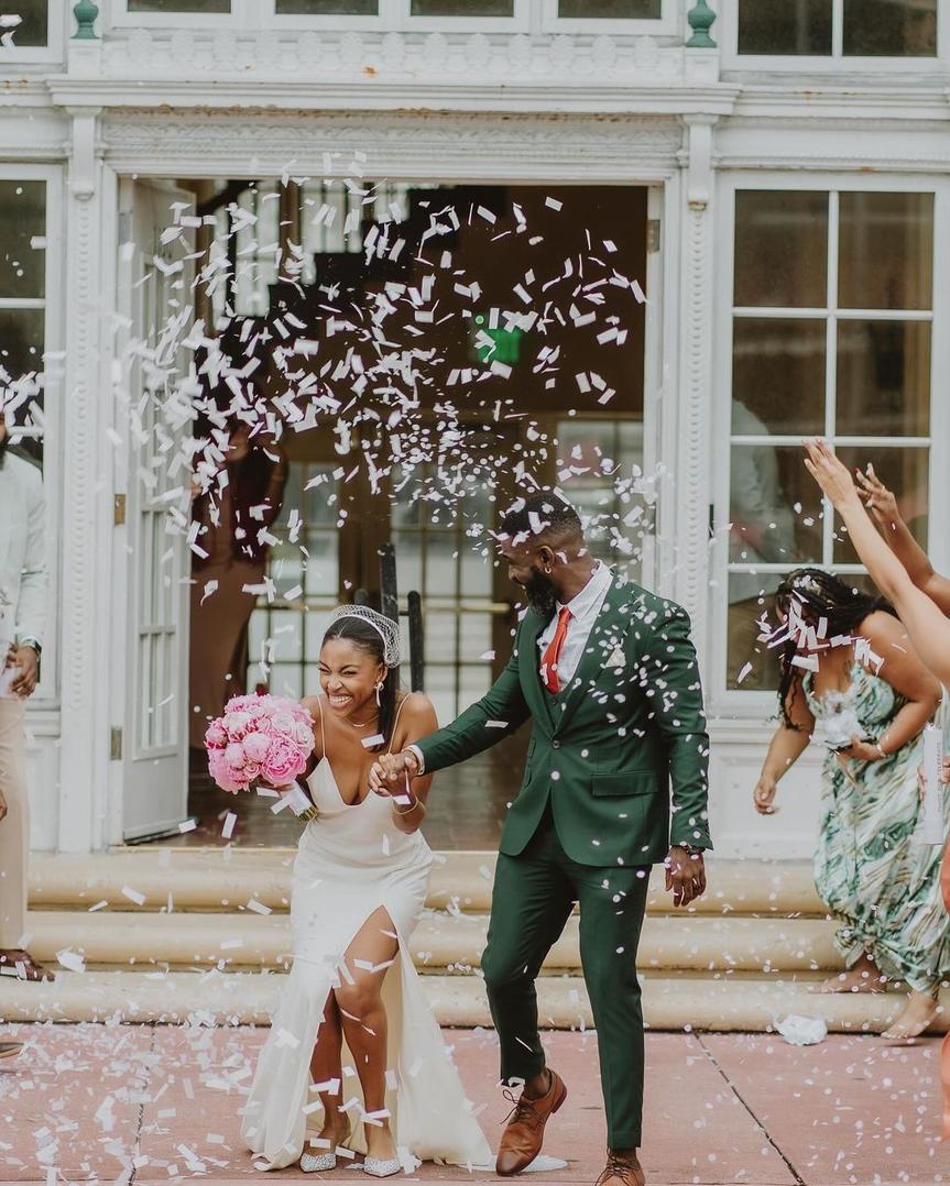 Cette différence de lieu souligne le caractère symbolique du mariage laïque par rapport au mariage civil.