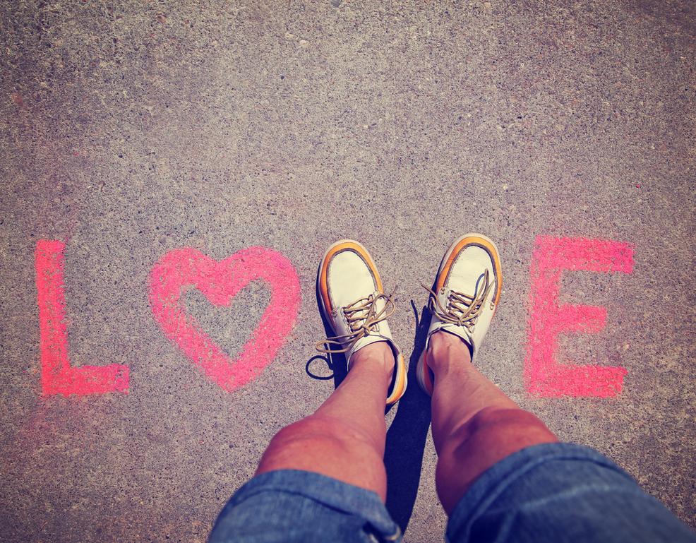 L'amour idéal désigne un équilibre personnel où le bonheur et l'épanouissement prévalent, au-delà d'une définition rigide ou universelle. C'est un amour qui enrichit la vie, se fonde sur la communication et le respect, et s'adapte aux réalités du couple et de la vie.
