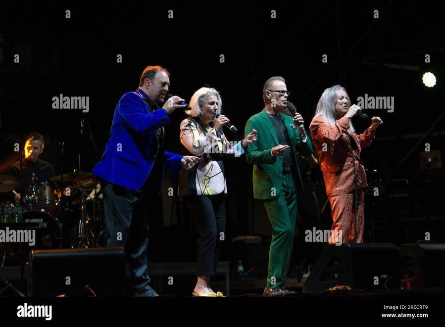 Trist Curless a officiellement remplacé Tim Hauser en 2014, après sa mort. Il est devenu le nouveau chanteur basse/bariton du groupe.
