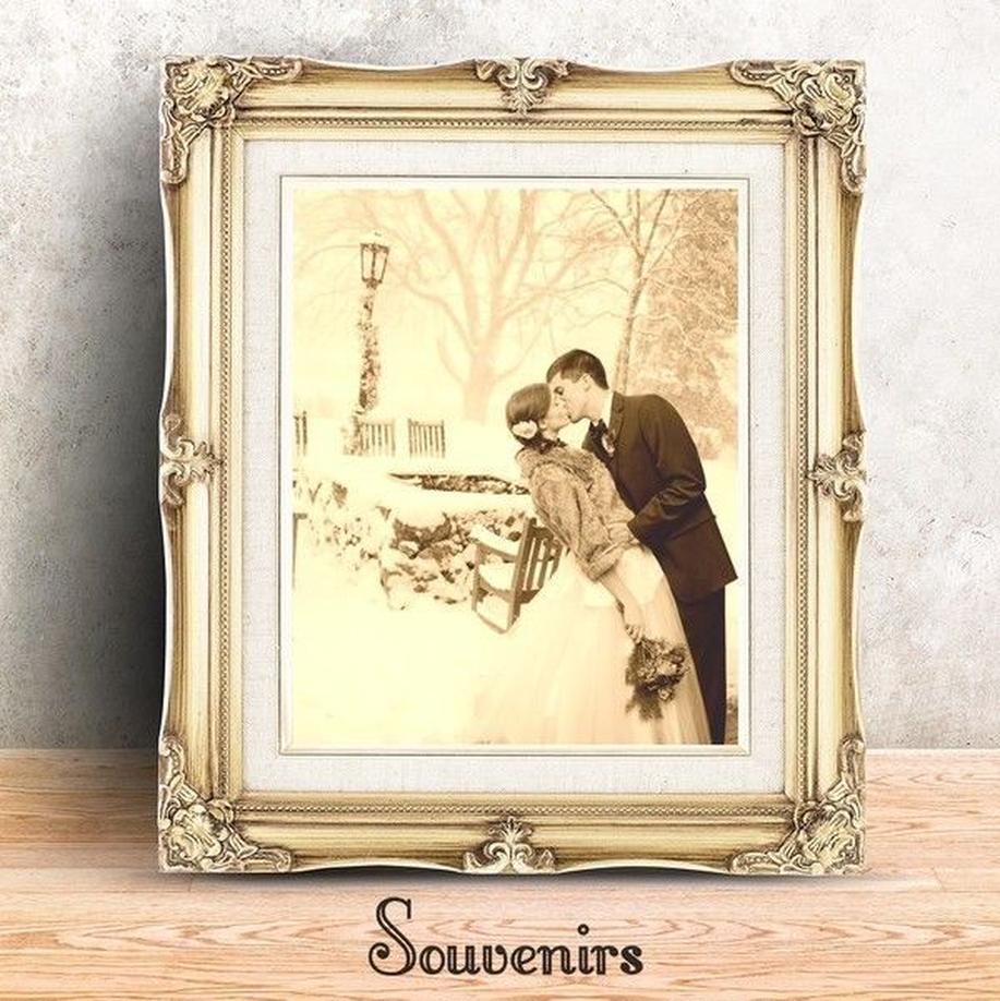 Pour célébrer dignement les noces de crêpe, qui marquent la 39e année de mariage, le cadeau idéal est résolument ancré dans le thème du crêpe, ce tissu raffiné alliant délicatesse et robustesse, reflet parfait de l’amour mature et profond du couple.Mais comment choisir ? Entre textiles élégants, expériences gourmandes, et idées déco, les possibilités ne manquent pas.