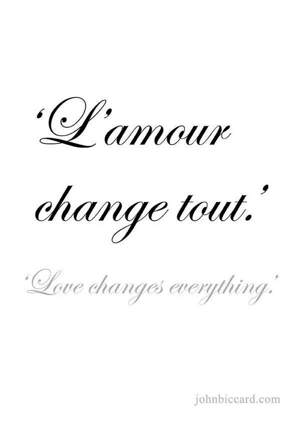 En plus d’être de belles pensées à méditer, ces phrases se retrouvent partout : tatouages subtils sur la peau, mots doux glissés dans des lettres, ou textes surprises envoyés à l’être aimé. Elles incarnent un témoignage d’amour qui traverse le temps et les cultures. Et pourquoi pas, l’inspiration d’un message que vous écrirez vous-même.