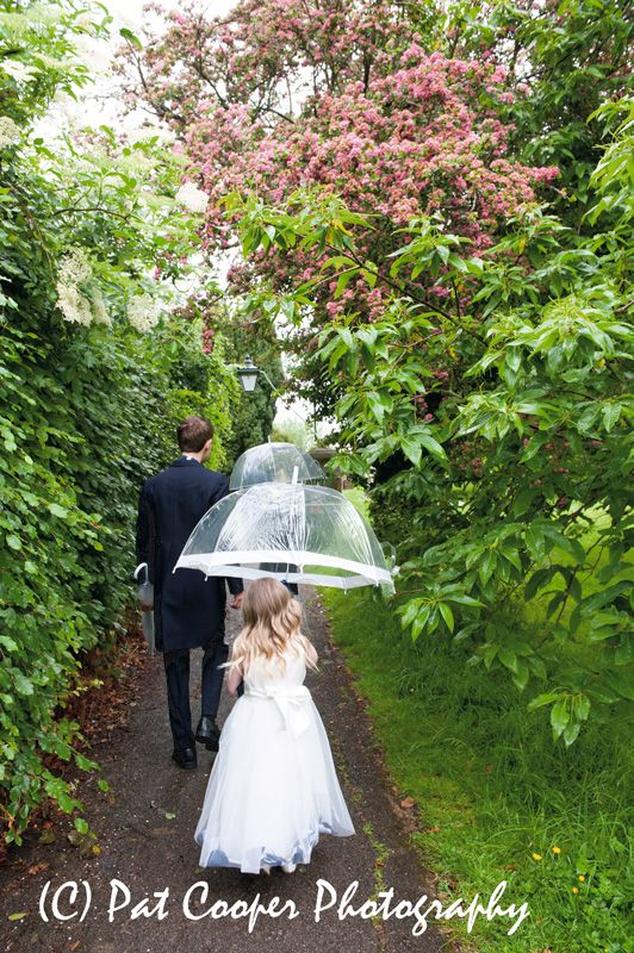 Le mariage est avant tout la célébration du couple. Le respect du code vestimentaire non écrit garantit que l’attention reste sur les mariés. Ignorer ces règles peut créer des tensions, notamment si un invité attire l’attention sur lui avec une tenue rouge éclatante.