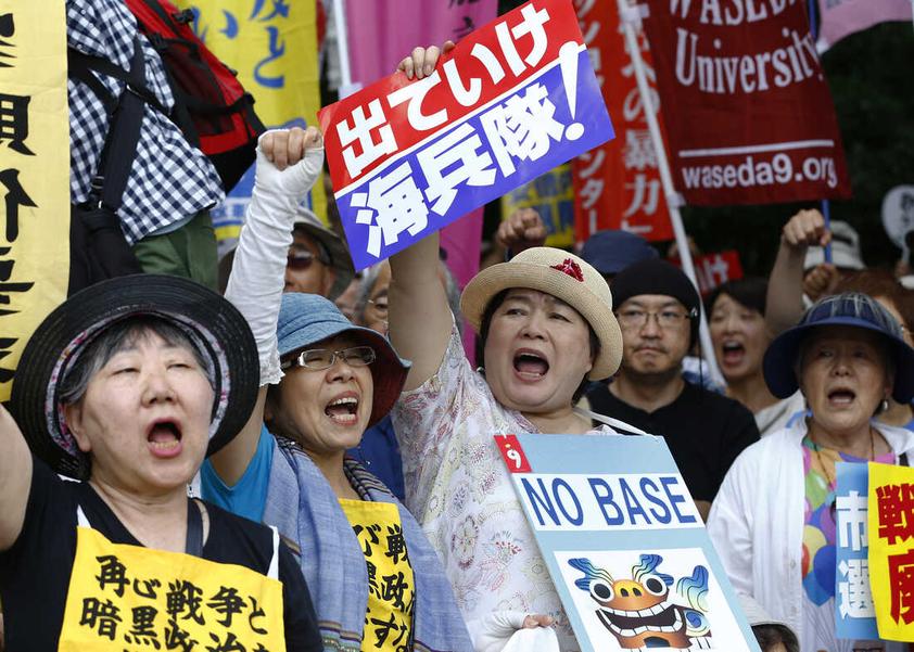 Environ 80 000 Américains vivent à Okinawa, principalement à cause de la présence militaire. Sur cette population, 30 000 sont des membres actifs des forces armées. Il y a aussi 1 400 civils du Département de la Défense, 700 enseignants et personnel scolaires, et quelque 25 000 membres des familles accompagnantes.