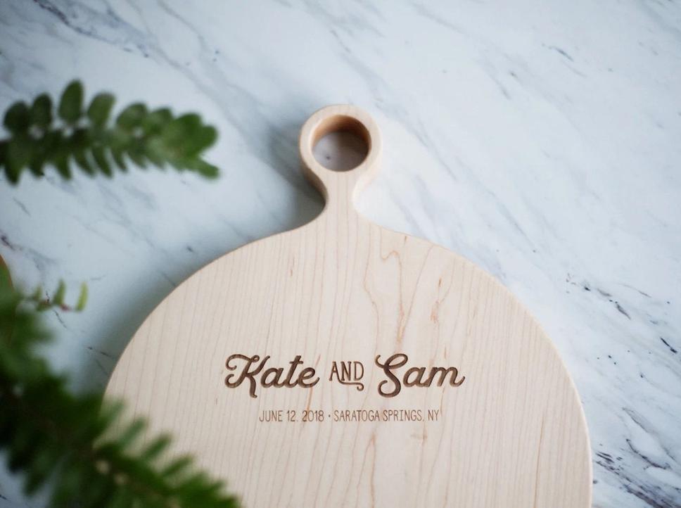 Alors, pourquoi "bois" ? Imaginez un arbre jeune au début, fragile. Après cinq ans, il a pris racine solidement, il fait face aux tempêtes et il continue de grandir. Ce même symbole s’applique à l’amour qui s’est solidifié après plusieurs années de vie commune.