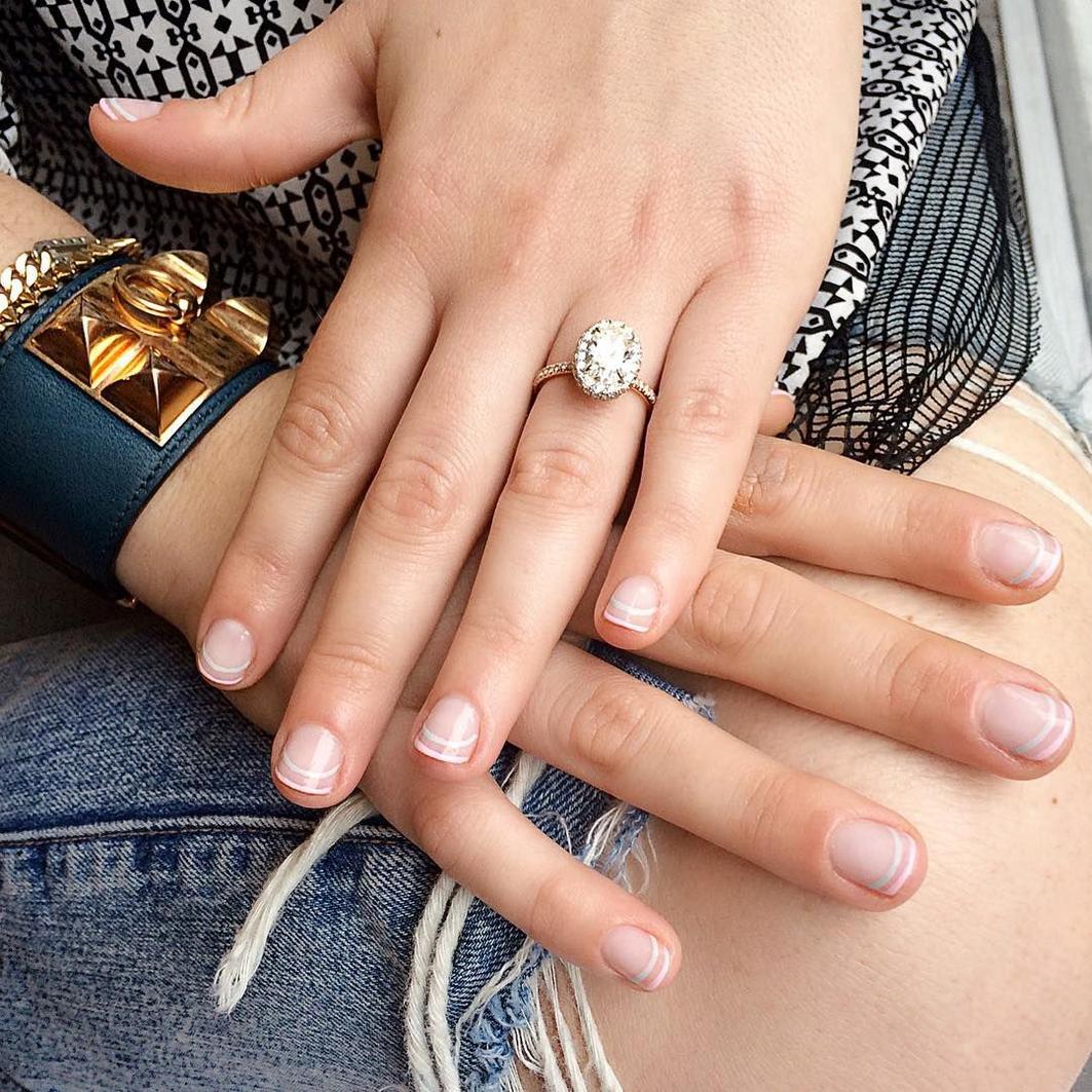 Pensons-y un instant : vous voudriez un vernis éclatant, impeccable, prêt à être admiré sur toutes les photos, sans effet « usé » après un petit accident à la vaisselle du samedi matin ou un oubli de gants lors du jardinage de la veille. D’où l’importance de la proximité entre la manucure et le mariage.