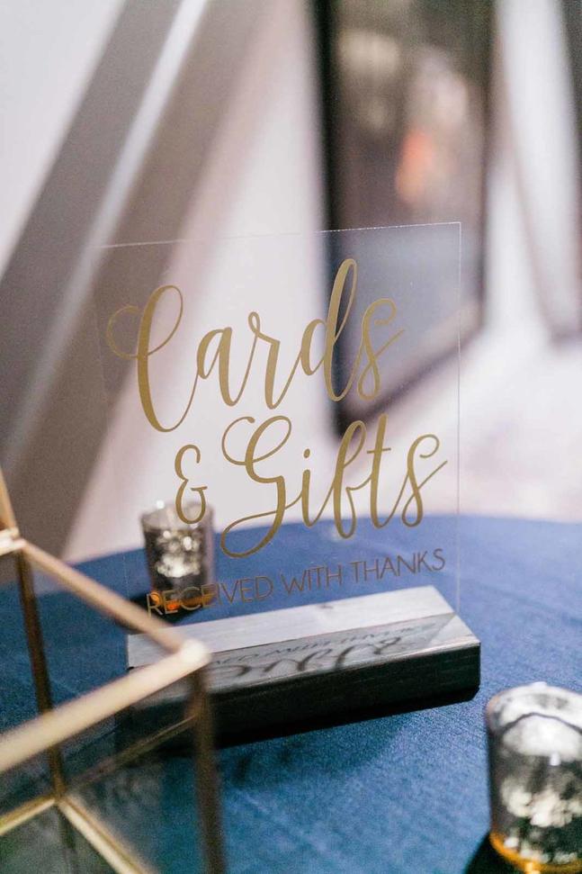 La couleur idéale pour une invitée à un mariage se situe dans un subtil équilibre entre élégance, discrétion et respect des traditions, tout en reflétant sa personnalité et le thème choisi par les mariés.Exit le blanc immaculé, réservé à la mariée, bannissez aussi les teintes trop vives ou sombres qui seraient malvenues.