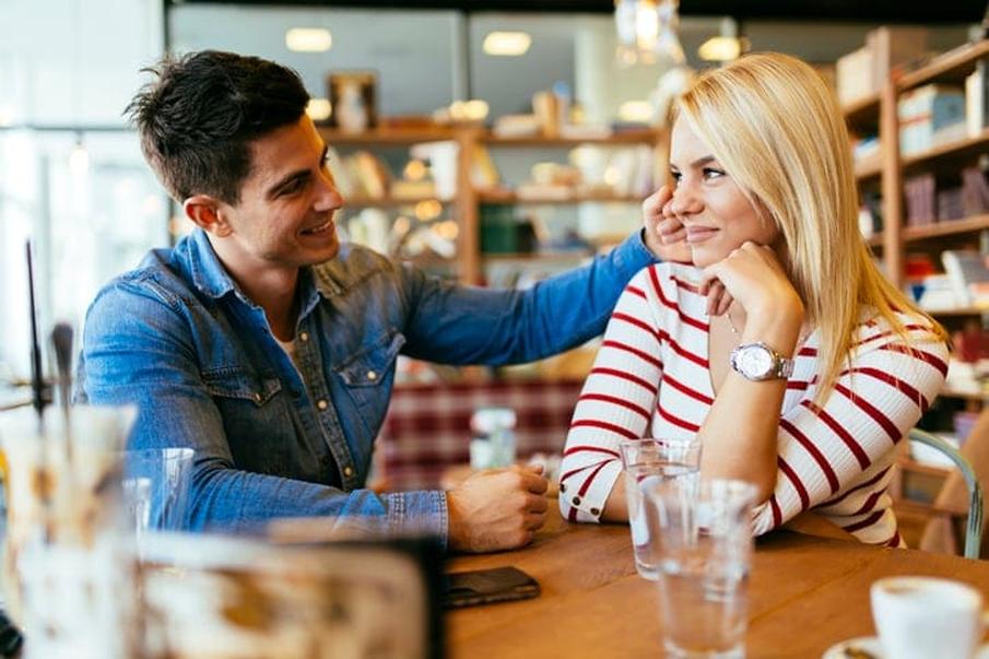 Associez l’humour pour désarmer l’appréhension. Par exemple, demandez avec un sourire : “Si je disparaissais demain, qu’est-ce qui te manquerait le plus ?”. Attention, le but n’est pas de créer de l’angoisse mais bien de susciter une réponse honnête.