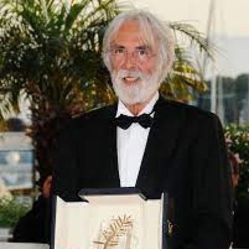 Michael Haneke n’évite pas l’anglais, loin de là. Il a réalisé des œuvres entièrement en anglais, notamment le remakeFunny Gamesen 2007, destiné au public anglophone. Cette version est la preuve tangible qu’il peut manier cette langue avec un certain confort professionnel.