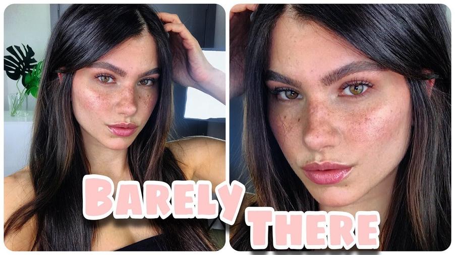 Une astuce pour un résultat très naturel ? Choisir un baume transparent plutôt qu’un highlighter irisé. Cela donne de la lumière subtile sans l’effet boule à facettes.