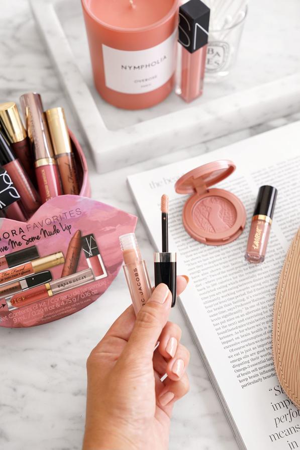 Vous avez sans doute remarqué cette petite hausse discrète, mais bien réelle. Le maquillage complet passe désormais à 50 € contre 45 € en 2023, et le maquillage glamour grimpe à 65 € au lieu de 60 €. L’épilation des sourcils chez Benefit prend 1 € supplémentaire, ce qui témoigne d’une tendance générale mais modérée.