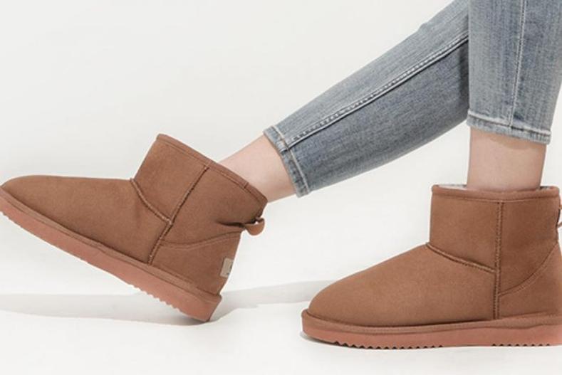 Ces choix matériels rendent les chaussures à la fois chaudes et respirantes. Contrairement aux Ugg classiques, la fourrure est un peu moins épaisse, ce qui permet une meilleure adaptation lors de températures plus clémentes.