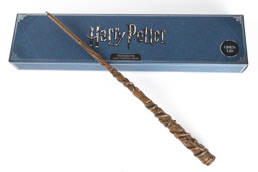 La baguette de Hermione mesure 103⁄4 pouces, composée de vigne avec un cœur en nerf de cœur de dragon. Cette combinaison est rare et puissante, reflétant sa nature :