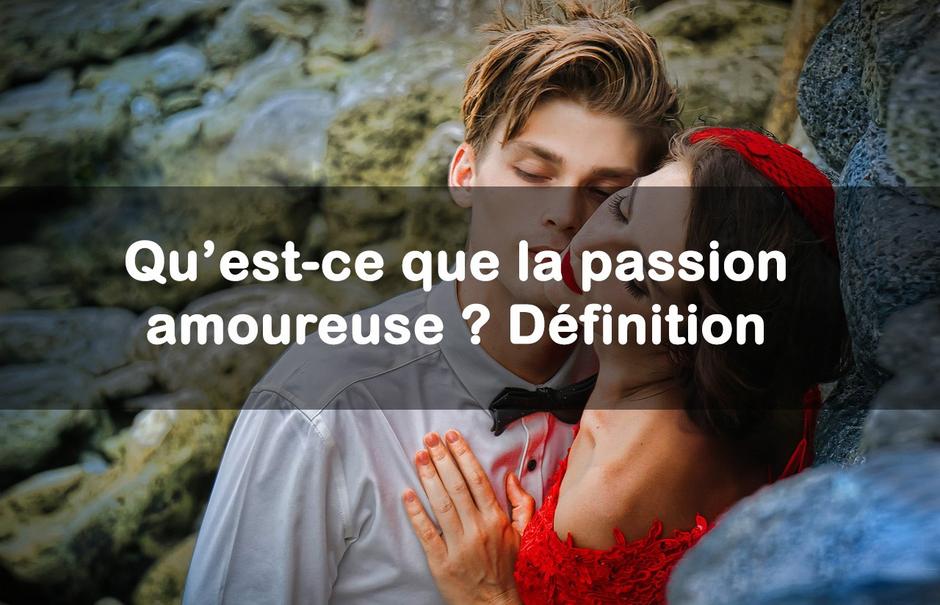 L’expression vient du français et apparaît dans la littérature du XIXe siècle. Elle s’est popularisée en anglais dans les années 1960, notamment à travers le théâtre et le cinéma.