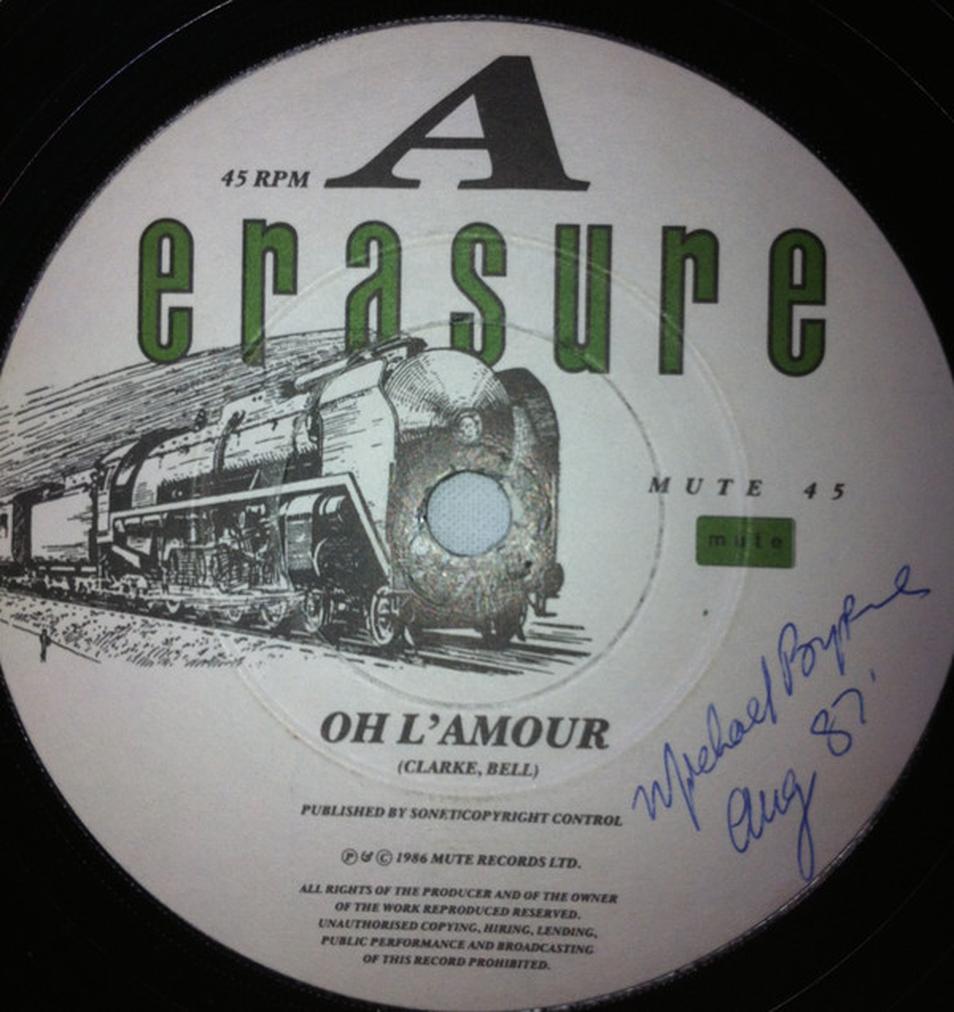 Les paroles de "Oh l'amour" présentent une mélancolie douce. Elles expriment la douleur d’un cœur brisé et le désir d’amour. La musique mélange synthétiseurs et rythmes dansants, typiques du style synthpop. Voici un extrait notable :