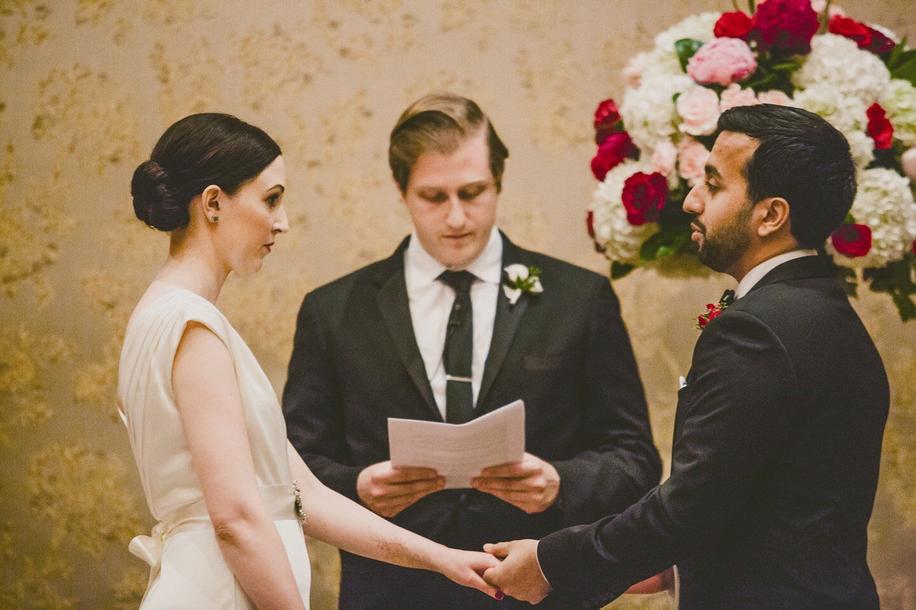 À l’inverse, le mariage civil officialise l’union, octroie des droits patrimoniaux, sociaux et médicaux.