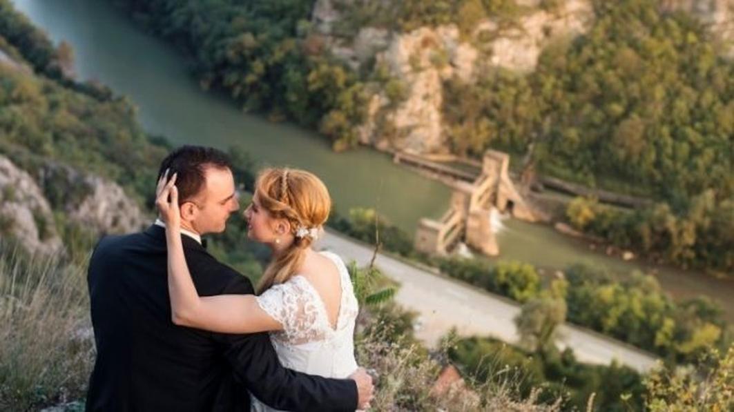 Originaire des temps médiévaux, le crêpe évoquait alors un soin particulier et une finesse d’attention, tout comme le fait d'entretenir une relation pendant presque quatre décennies. Ce choix souligne l’équilibre délicat entre souplesse et solidité, comme dans un couple qui a su traverser des années parfois tumultueuses mais où l’attachement reste intact.