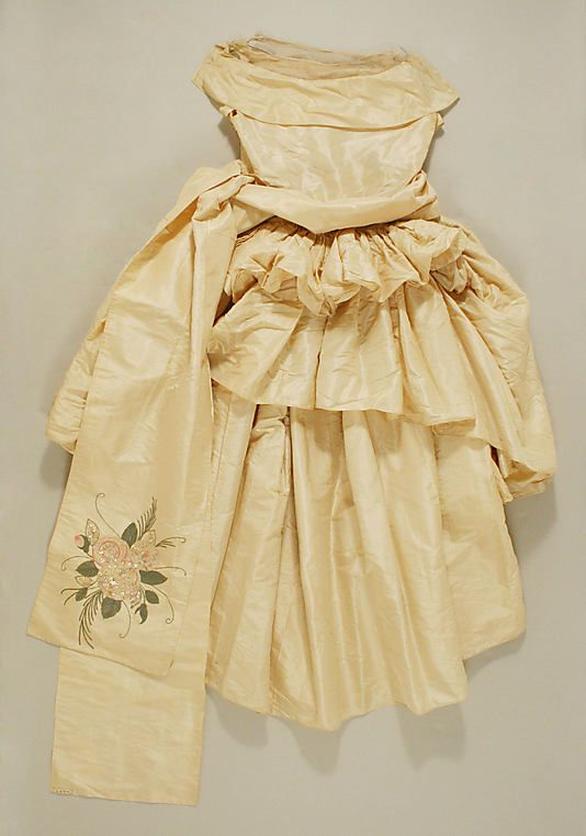 Ce passage de modiste à couturière marque une étape décisive. Son style épouse alors la féminité juvénile tout en restant facile à porter. Contrairement aux robes chemise rectilignes très en vogue dans les années 1920, Jeanne Lanvin invente une robe de style qui flatte la silhouette sans la contraindre.