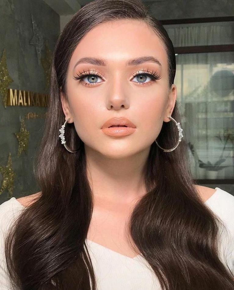 Choisir la teinte idéale est souvent la partie la plus compliquée. L’erreur classique : prendre un fond de teint trop foncé pour bronzer. Mauvaise idée. La démarcation deviendra flagrante en photo. Allez plutôt dans ce que votre peau est naturellement, sans chercher à deviner.