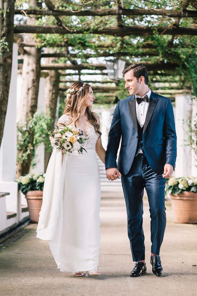 La France se distingue par des lois matrimoniales plus simples et une meilleure infrastructure de transport pour les invités. Cette simplicité juridique peut contribuer à réduire les coûts globaux et la complexité du planning.