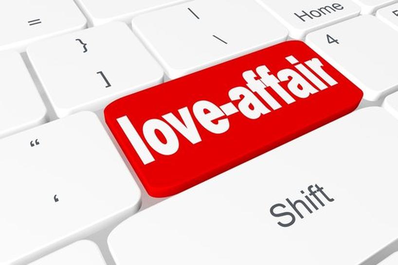 Dans ce cas, les deux partenaires entretiennent une relation romantique naissante ou incertaine, non reconnue ouvertement. Elle peut évoluer, se stabiliser ou s’interrompre selon le contexte.