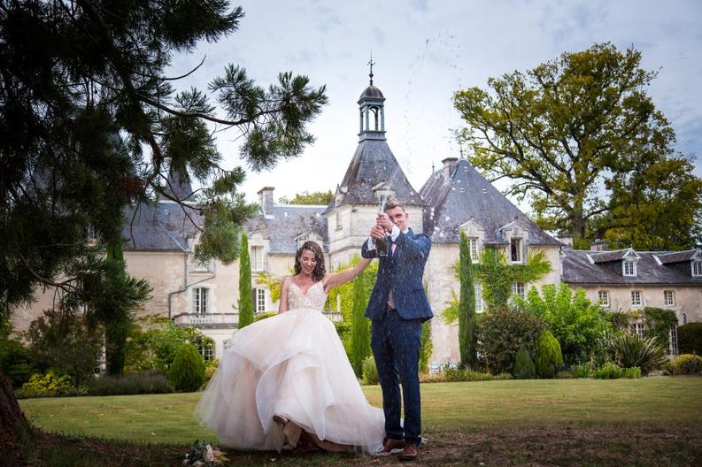 Qu'entend-on vraiment par petit mariage ? C’est surtout un mariage dont le coût total ne dépasse pas 5 000€. Cela inclut la nourriture, la salle, les alliances, la tenue, la décoration et, bien sûr, le gâteau. En 2024, cette somme correspond à un mariage limité en terme d’invités (souvent moins de 30) et réalisé avec tous les bons plans pour couper les coûts inutiles.