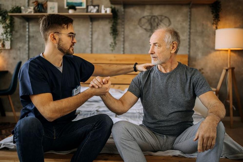 Un léger excès d’hommes semble présent dans les statistiques, mais cette différence diminue avec l’âge. La SLA peut toucher tous les individus, sans limite stricte d’âge.