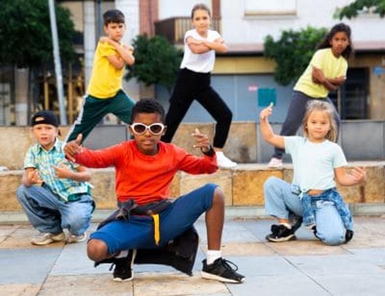 L’intervention d’un DJ professionnel améliore l’ambiance. Il procure des transitions musicales adaptées et anime la soirée selon les souhaits. Des jeux de lumière, systèmes de sonorisation performants et accessoires comme fumigènes ou jets de scène renforcent l’effet spectacle.