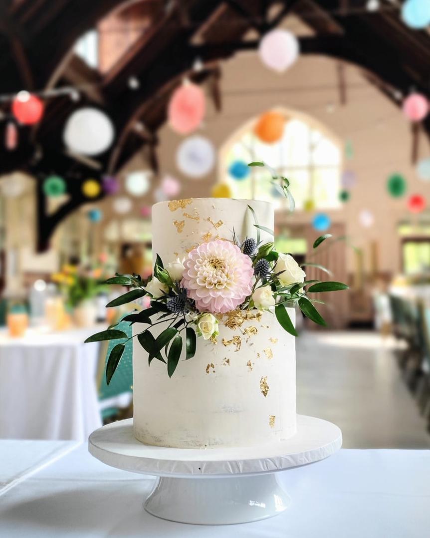 Vous vous demandez combien de gâteau commander ? Lisez la suite, on démêle tout : tailles, portions, budgets, astuces déco et plans B pour un dessert de mariage réussi sans stress ni gâchis.