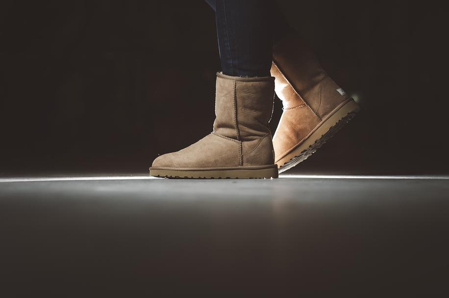 Porter des UGGs fréquemment peut aggraver des troubles musculo-squelettiques. Le manque de soutien augmente les risques de tendinites et d’arthrose. La posture du pied se modifie, ce qui peut affecter toute la biomécanique corporelle.