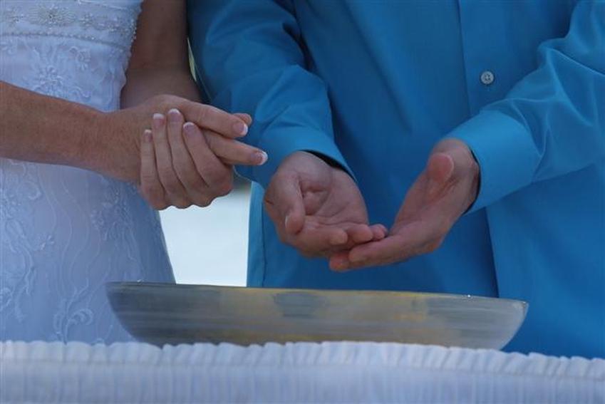 Les noces d'eau sont célébrées avec une cérémonie particulière. L’élément de l’eau est mis en avant, apportant une ambiance unique et magique, rappelant la mer ou les rivières. La nature fluide et changeante de l'eau symbolise cette relation qui a su évoluer avec le temps.