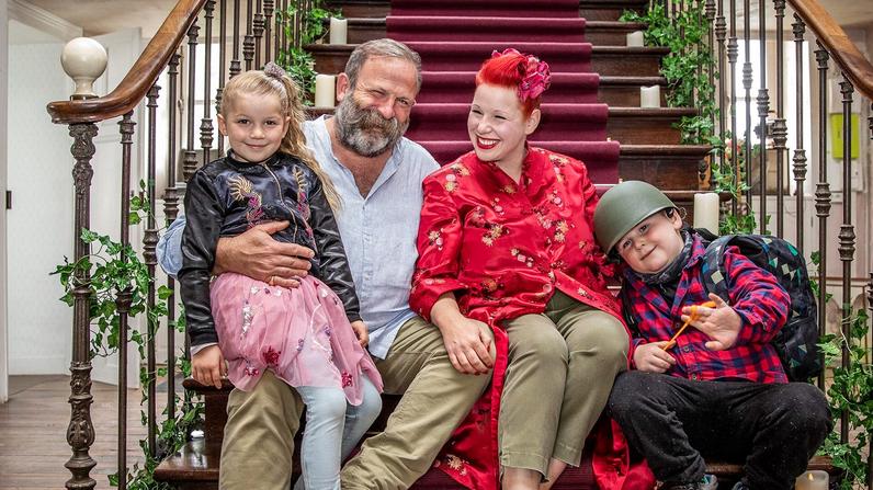 Ce lien multigénérationnel apporte une dynamique familiale chaleureuse qu’Angel savoure pleinement. Ce cohabiter ne se limite pas à un simple prêt de jardin ni à un arrière-plan figé à l’écran. C’est un véritable cocon de soutien.