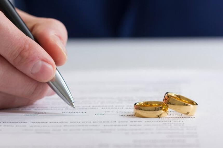 Mais, attention aux enfants d’un premier mariage — ici, la question de la répartition après décès peut devenir un casse-tête si une clause particulière n’est pas prévue.