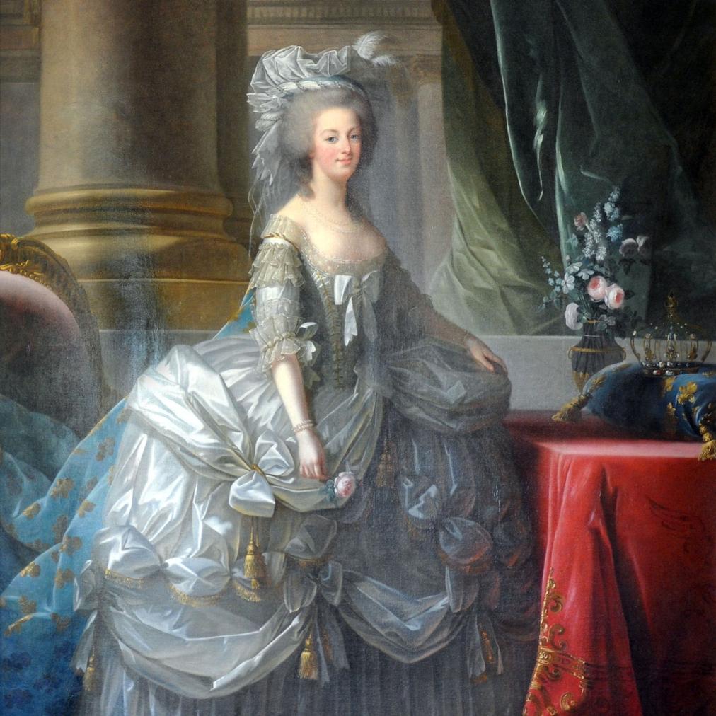 Au-delà de la robe : l’emblème d’une époque et d’une personnalité