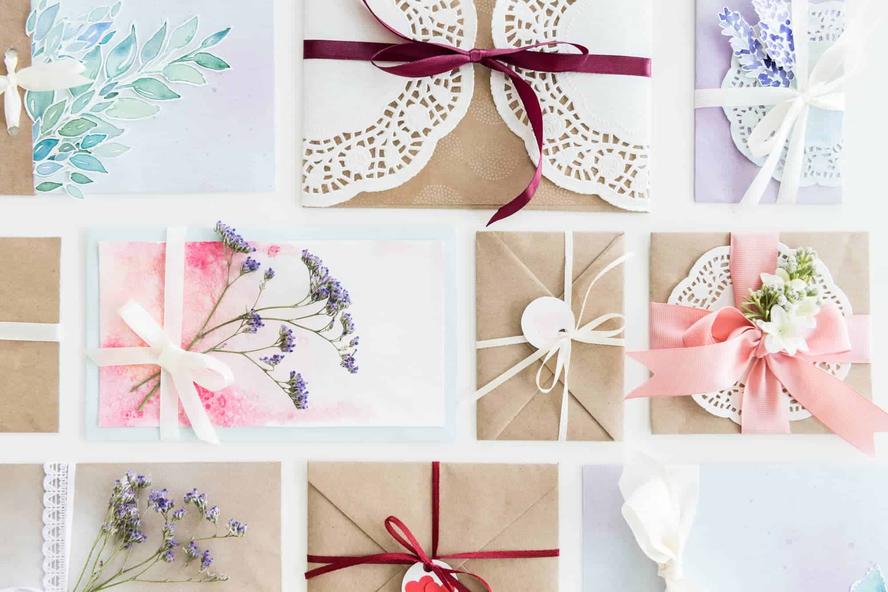 Vous préparez votre grand jour et vous vous demandez :qui paie les faire-part de mariage ?La réponse n’est pas aussi simple que vous le croyez. Tradition, coutumes, évolutions modernes, chaque situation peut varier. Allons explorer ensemble ces subtilités pour vous permettre de naviguer aisément dans cette aventure délicate.