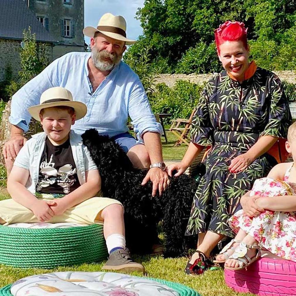 Alors, que vous soyez fan d’histoire de rénovation ou curieux des dynamiques familiales derrière les caméras, l’histoire d’Angel et de ses parents reste une belle leçon : derrière tout château, il y a une famille. Et parfois, le trésor le plus précieux n’est pas une pièce dorée, mais le soutien indéfectible de ses proches. Quel est, selon vous, le rôle le plus important des parents dans la réussite d’un projet familial aussi ambitieux ?