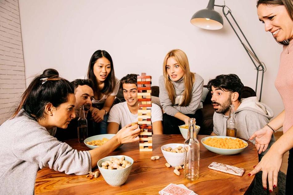 Le Nain Jaune est un jeu de cartes français datant du XVIIIe siècle. Il reste très populaire pour les réunions familiales et entre amis. Adapté à 3 à 8 joueurs, il repose sur un savant mélange de stratégie et d’intuition.