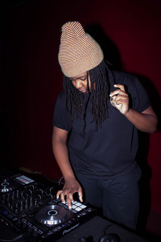 Un bon DJ sait mixer. Mais pas n’importe comment. Le beatmatching est la base. Cela consiste à aligner parfaitement les rythmes des chansons pour éviter les décrochages désagréables qui font lever les sourcils - et pas pour de bonnes raisons. Écoutez un set où le DJ fait des transitions fluides sans qu’on détecte où une chanson se termine et où l’autre commence.