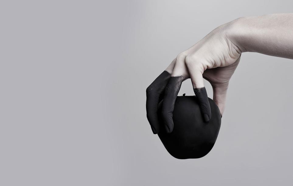 Intéressons-nous maintenant à l’Amérique latine. Le Brésil nous offre un intrigant mélange de significations pour ce même geste. Parfois, le pouce levé est utilisé pour repousser les mauvais esprits, une sorte de sort protecteur. En même temps, ce signe peut aussi représenter un geste obscène, en référence aux organes génitaux masculins, et donc utilisé pour insulter quelqu’un.