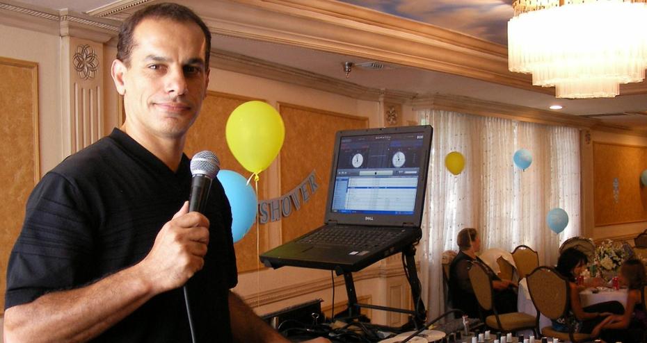 Contrairement au DJ de club, le DJ de mariage se concentre sur une expérience personnalisée pour un événement unique. Il est plus impliqué dans la gestion du déroulement et dans la relation avec les invités et prestataires.