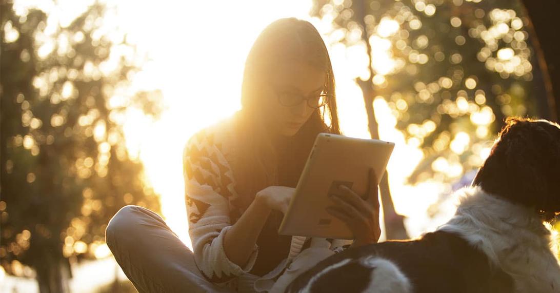 Imaginez que vous assistez à une réunion professionnelle, un événement social, ou que vous envoyiez simplement un courrier. Vous avez devant vous une femme, mais vous ne savez rien de son statut marital. Que faire ? "Miss" semble trop juvénile, et "Mrs." suppose qu’elle est mariée. Voilà oùMs.joue son rôle. Cette appellation universelle est conçue pour s’adapter à toutes les femmes adultes, quelles que soient leur vie ou leurs choix personnels.