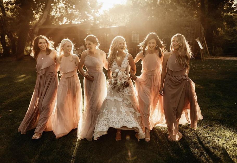 Être demoiselle d’honneur, c’est excitant mais peut aussi générer un peu de stress. Elles doivent souvent gérer la tenue vestimentaire gardée par la mariée (imaginez cette robe bustier rose pastel impeccable, vue récemment dans un mariage lyonnais) et l’organisation des petites aventures d’avant le grand jour (enterrement de vie de jeune fille, réunions, etc.).