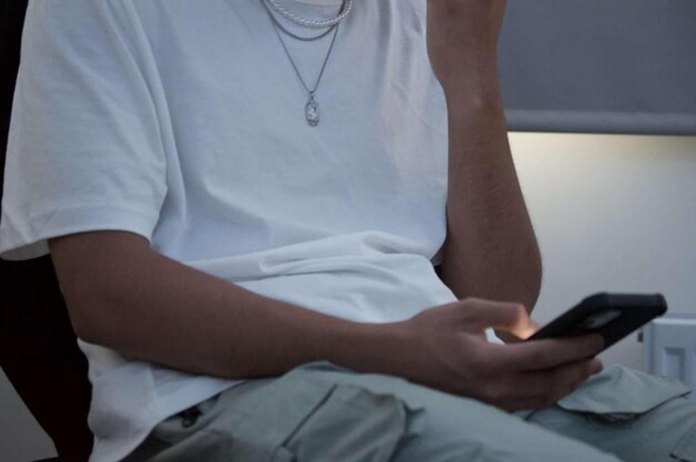 Contrairement à une idée reçue, “être chill” ne signifie pas manquer d’ambition. Une telle personne peut être tout à fait motivée tout en restant calme et posée face aux défis. Elle fait preuve d'intelligence émotionnelle et de maturité.