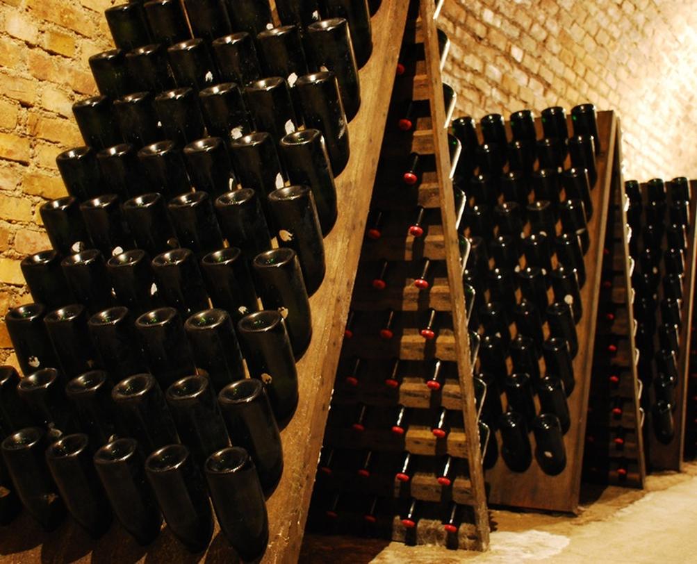 Comprendre le rôle de la table de remuage, c’est mieux reconnaître la complexité et la subtilité du champagne. C’est aussi apprécier les efforts et l’ingéniosité derrière chaque gorgée qui pétille dans votre flûte.