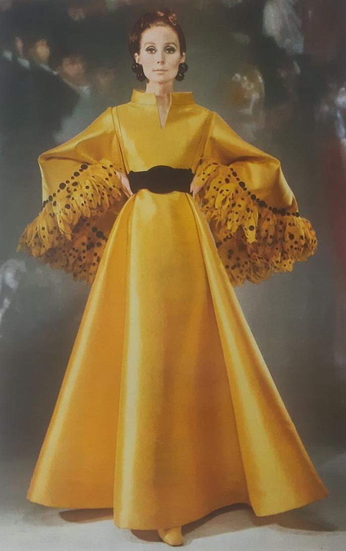 Imaginez une robe à la taille naturellement définie, un corsage légèrement cintré qui flatte la silhouette sans compression. Puis, une jupe large et fluide qui frôle la cheville, parfois soutenue par des jupons ou des cages à crinoline. La robe de style est née d’une inspiration puisée dans les robes de cour du XVIIIe siècle, avec leurs crinolines généreuses et leur romantisme distingué.