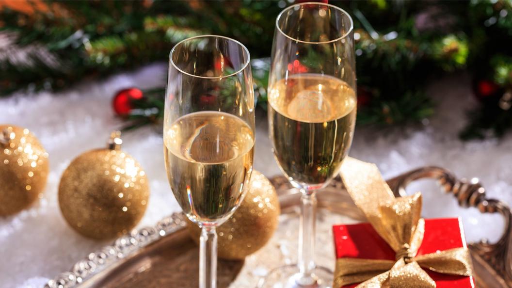 La somme d'argent à offrir pour un vin d'honneur varie selon plusieurs critères mais généralement elle oscille entre 20 et 150 euros par invité.Voilà, c’est dit. Mais ne vous sauvez pas tout de suite, plongeons ensemble dans les détails afin de comprendre cette fourchette et comment adapter votre cadeau à votre situation.