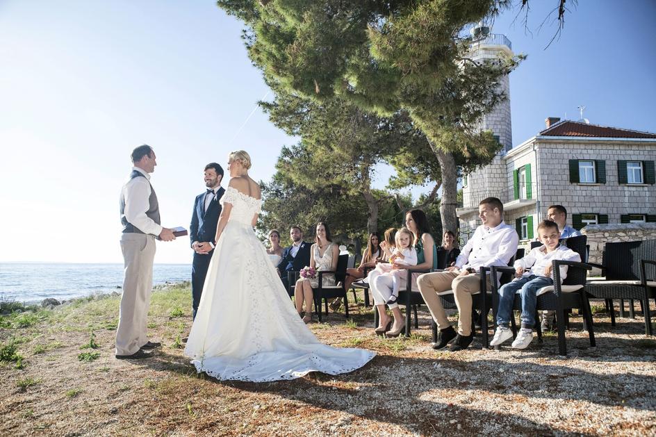 Cette personne ajoute ce brin d’intimité et de sincérité qui fait toute la différence. Le discours construit est uniquement là pour célébrer l’amour. Pas pour établir des droits.
