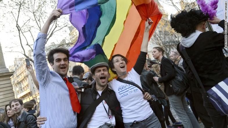 En France, la loi impose que toute union légalement reconnue passe par le mariage civil. Ce dernier établit un contrat entre époux avec des conséquences fiscales, patrimoniales, sociales et civiles. Par exemple, les mariés peuvent mutualiser leurs revenus, déclarer leurs impôts ensemble, ou bénéficier des droits de succession.