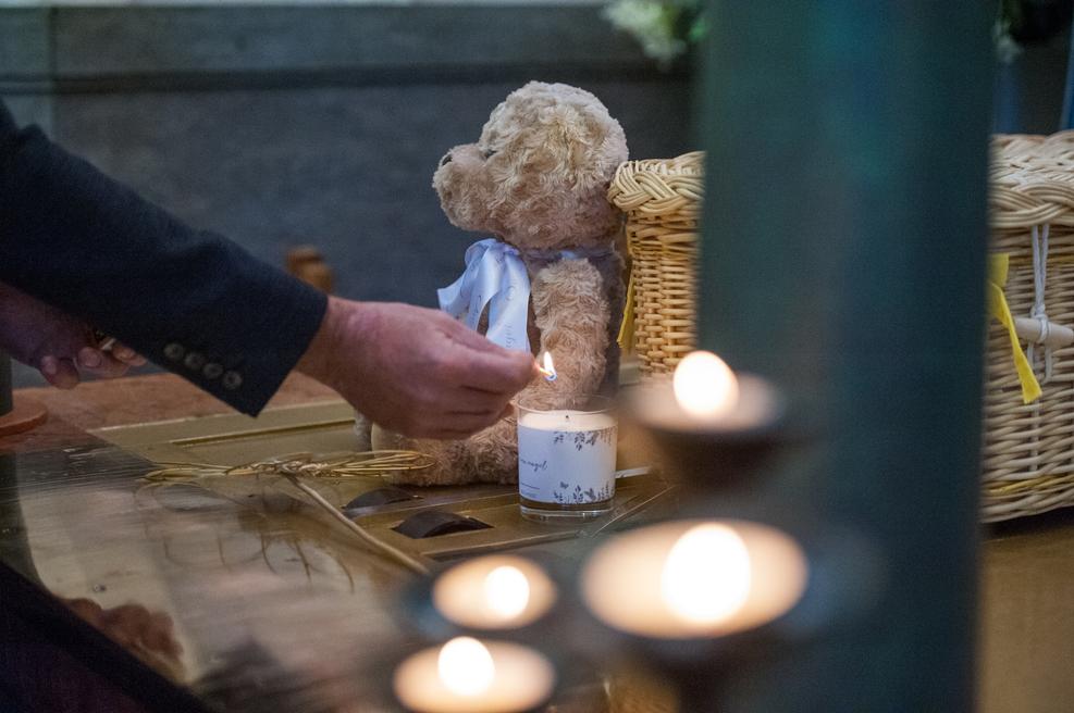 La loi impose que l'inhumation se fasse dans un cercueil, excluant les pratiques religieuses sans cercueil (comme dans certains rituels musulmans ou juifs). Les démarches administratives sont nécessaires pour tout enterrement, mais aucun texte n'oblige à utiliser un lieu de culte.