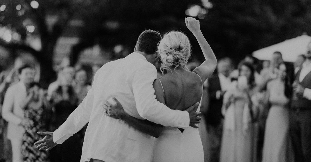 La présence au mariage est parfois considérée comme un cadeau. Assister à la cérémonie demande un investissement en temps, en déplacements et en argent. Parfois, cela suffit pour témoigner son soutien au couple.